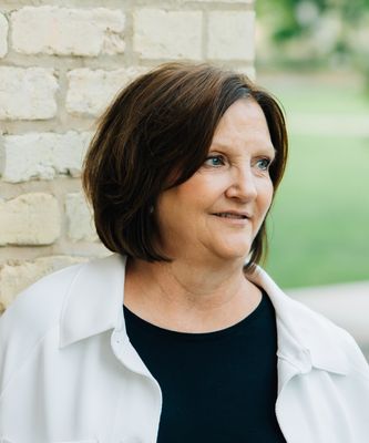 Portrait of Lisa Udy, Associate Broker